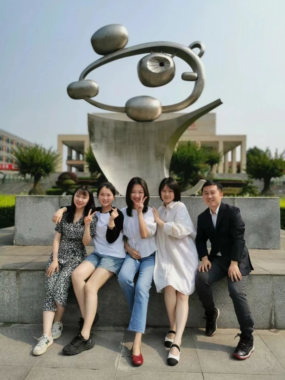 我們用力成長(zhǎng)，我們奮發(fā)有為！